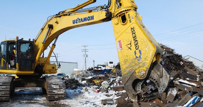 Genesis GXT 665R working in scrap handling & recycling application